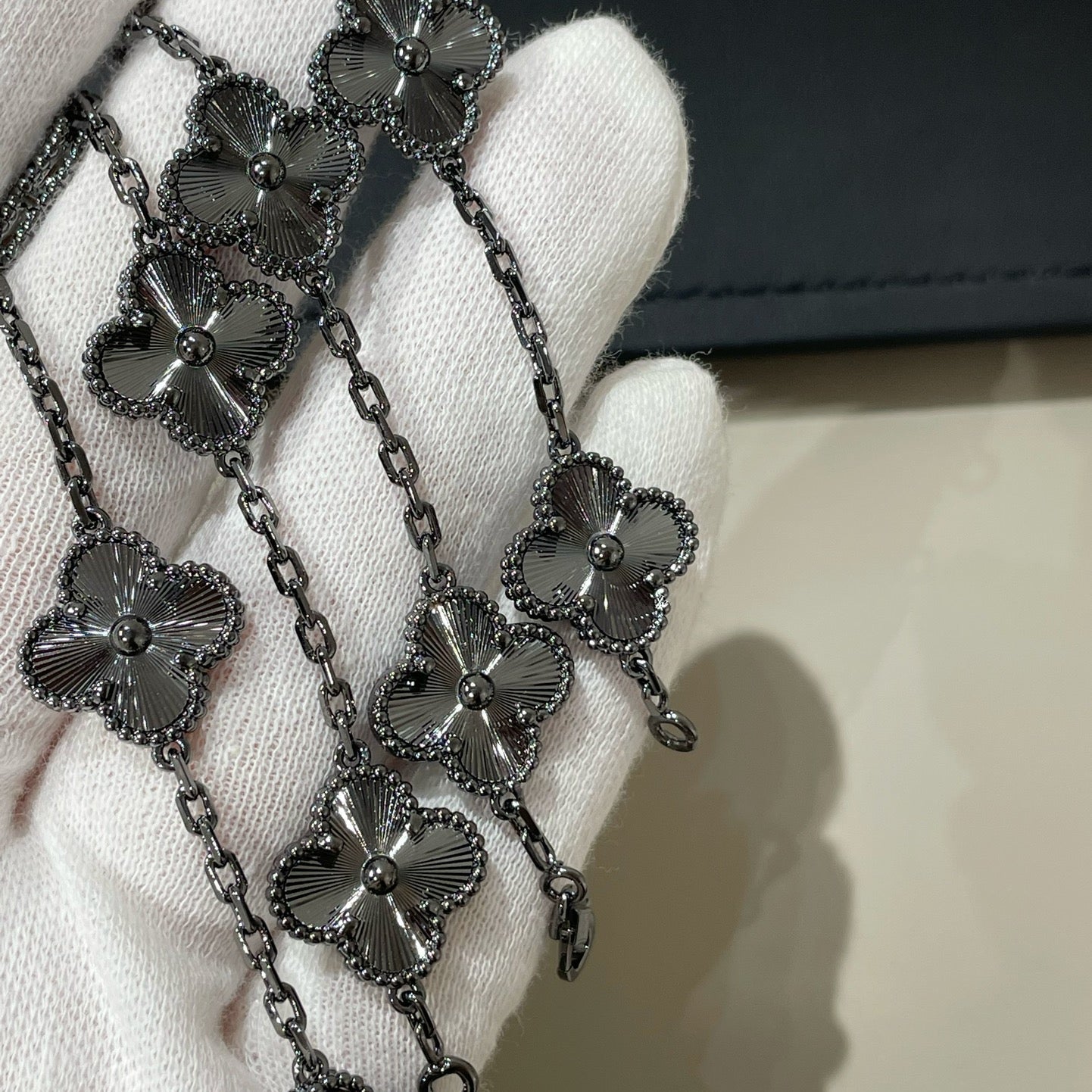 [Mystic]CLOVER 5 MOTIF BLACK BRACELET