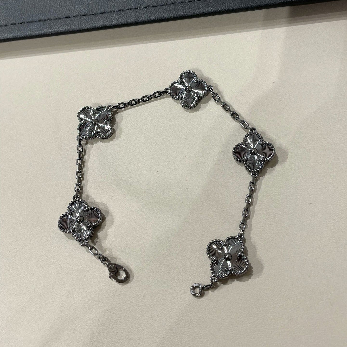 [Mystic]CLOVER 5 MOTIF BLACK BRACELET