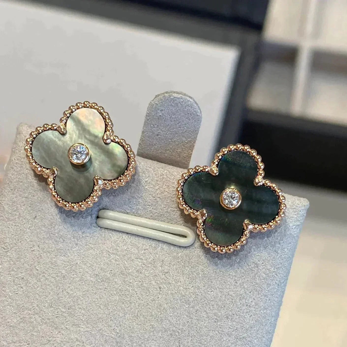 [Mystic]CLOVER MEDIUM 1 MOTIFS GRAY MOP  DIAMOND EARRINGS