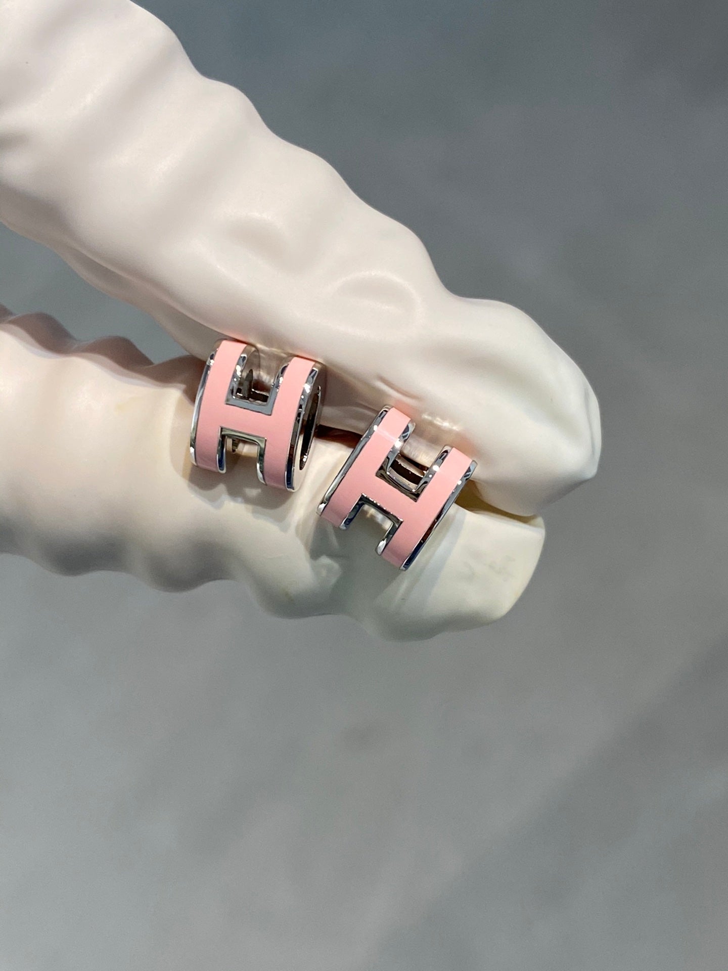 [Demi jewelry]MINI POP H SILVER EARRINGS PINK