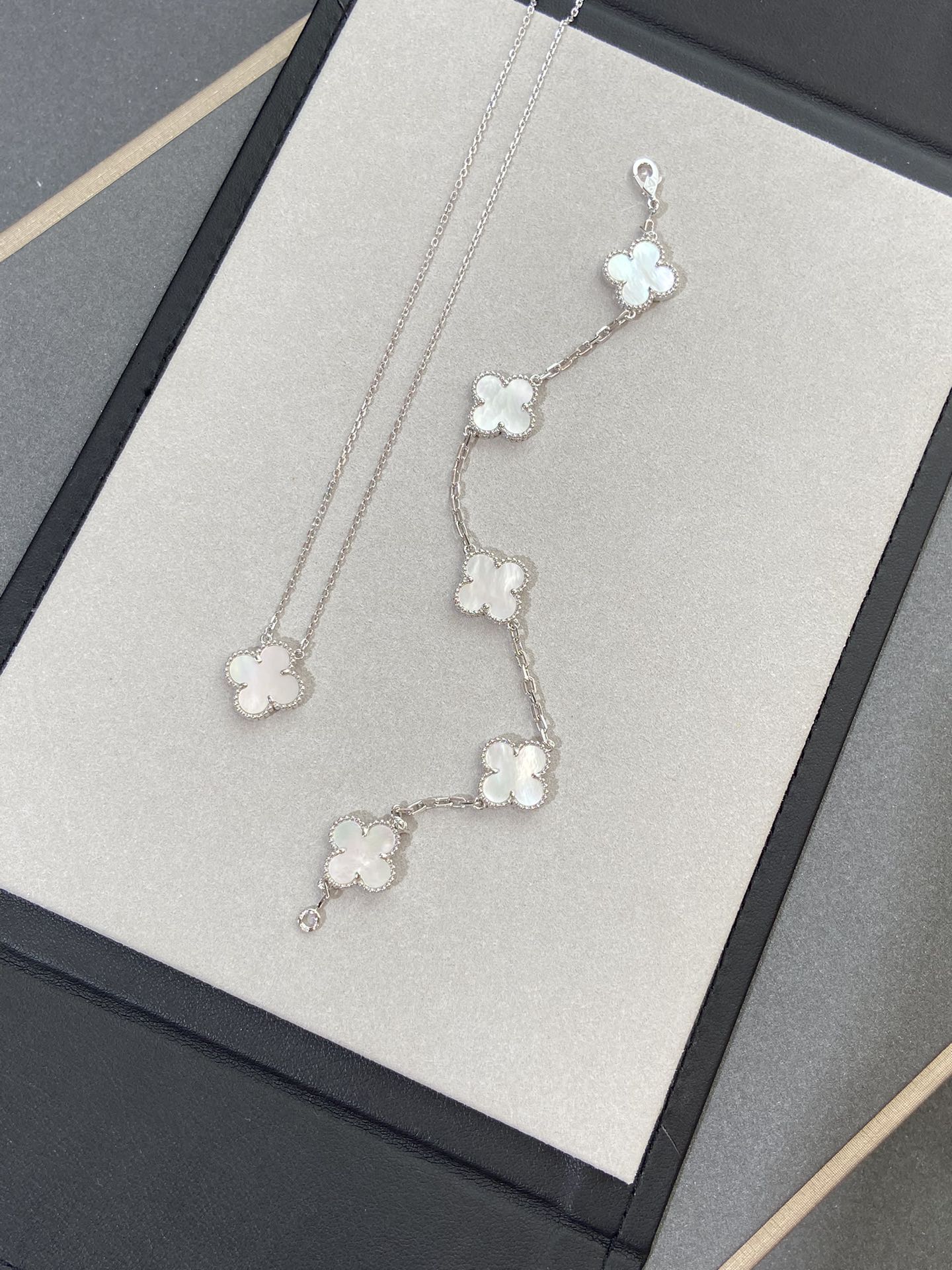 [Demi jewelry]CLOVER WHITE PEARL MOP 5 MOTIF BRACELET COLLECTION