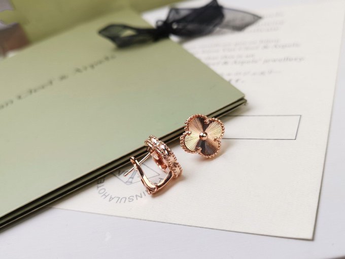 [Mystic]CLOVER MEDIUM STUD EARRINGS
