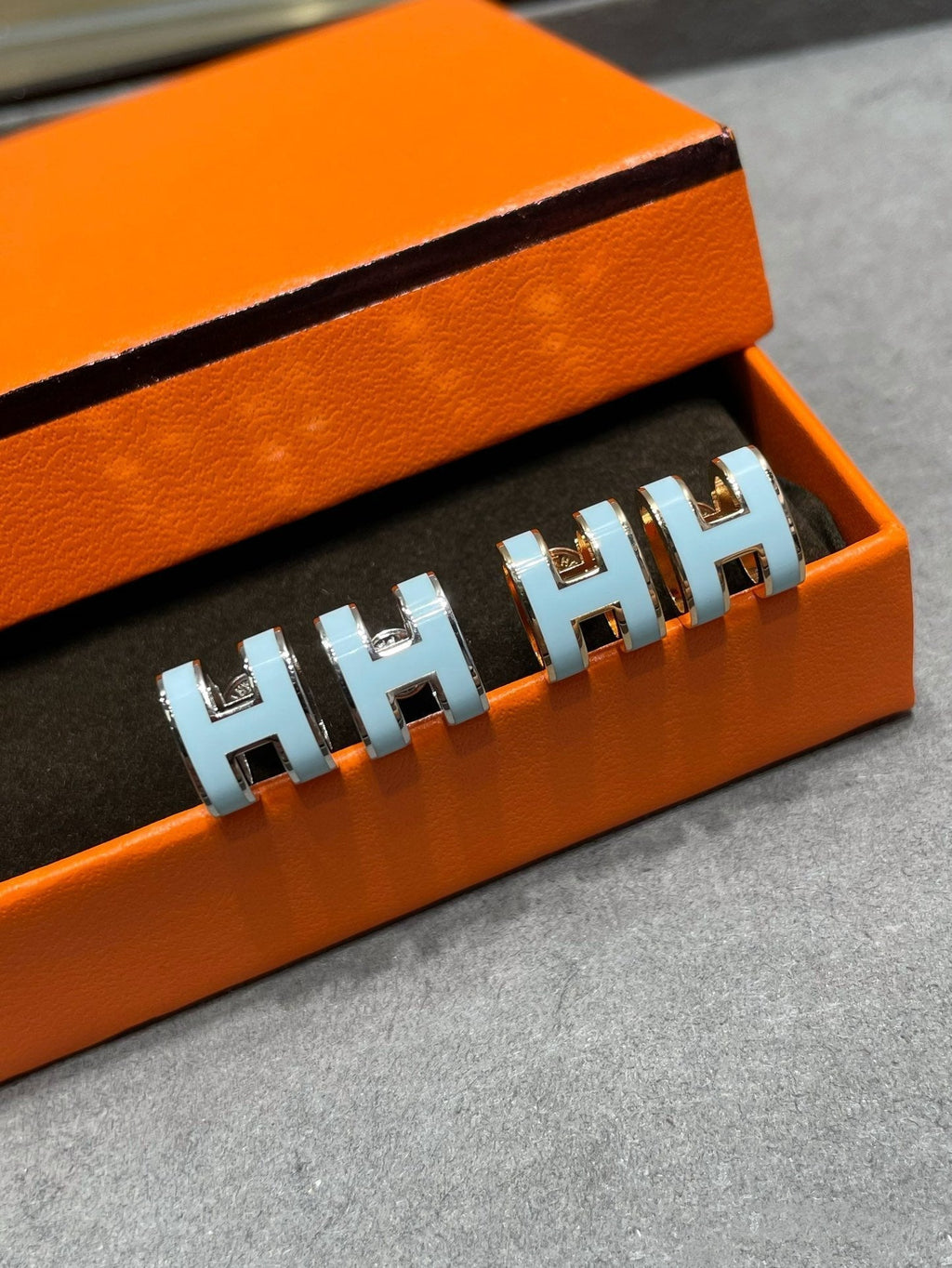 [Demi jewelry]POP H SKY BLUE STUD EARRINGS