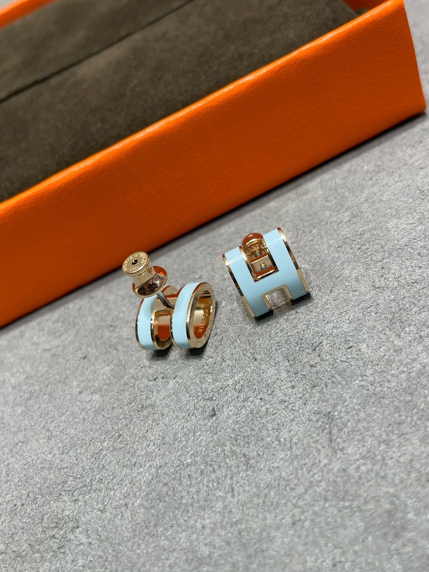 [Demi jewelry]POP H SKY BLUE STUD EARRINGS
