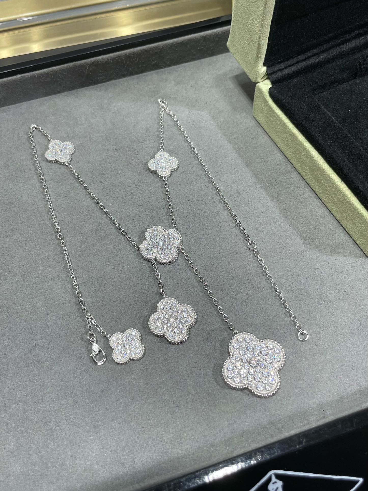 [Demi jewelry]CLOVER 6 MOTIF DIAMOND PAVED NECKLACE