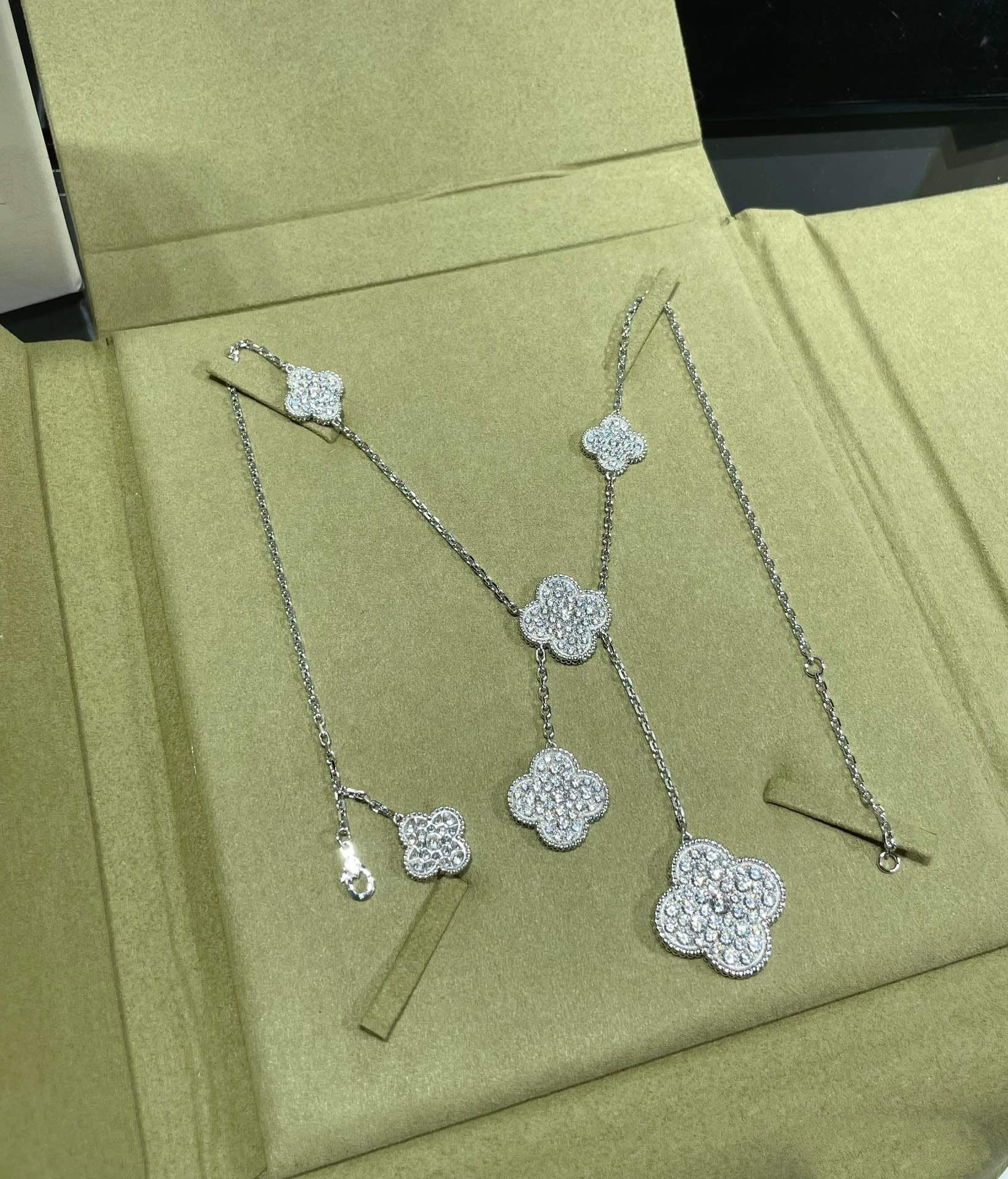 [Demi jewelry]CLOVER 6 MOTIF DIAMOND PAVED NECKLACE