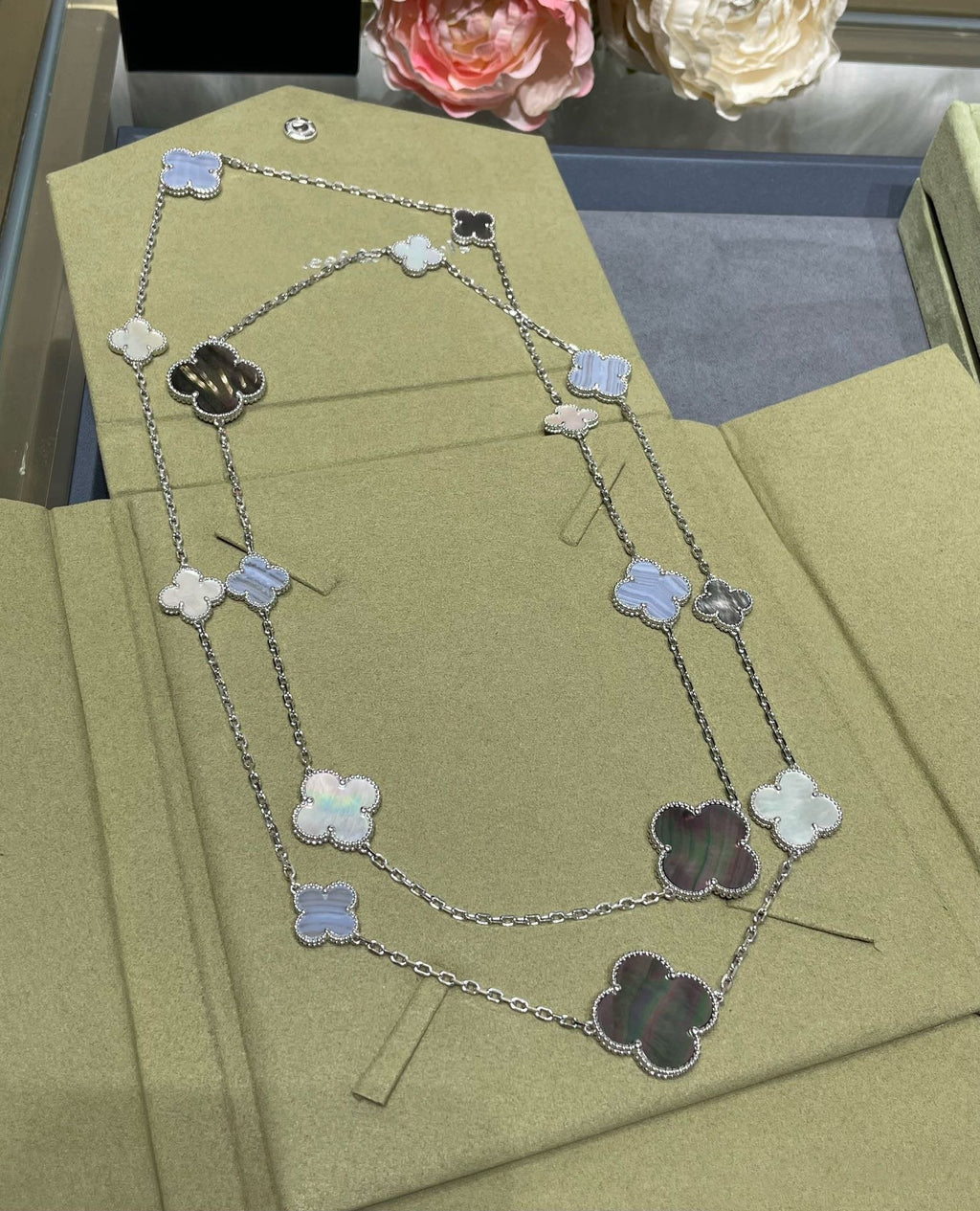 [Demi jewelry]CLOVER 16 MOTIF CHALCEDONY MOP SILVER NECKLACE
