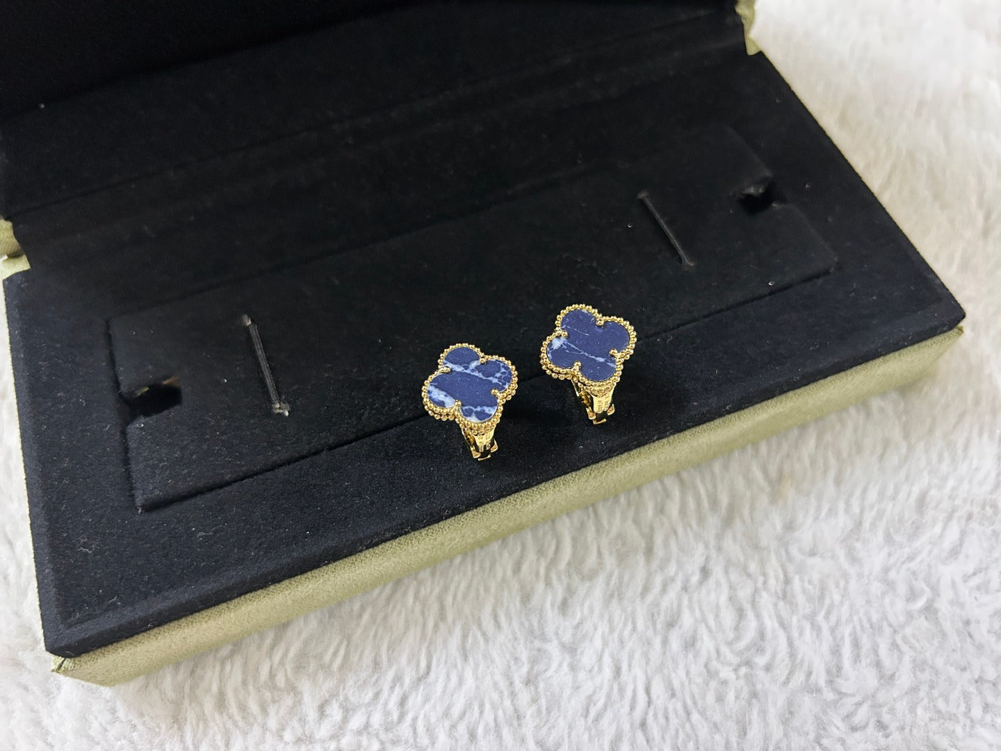 [Demi jewelry]CLOVER PIETERSITE MEDIUM STUD EARRINGS