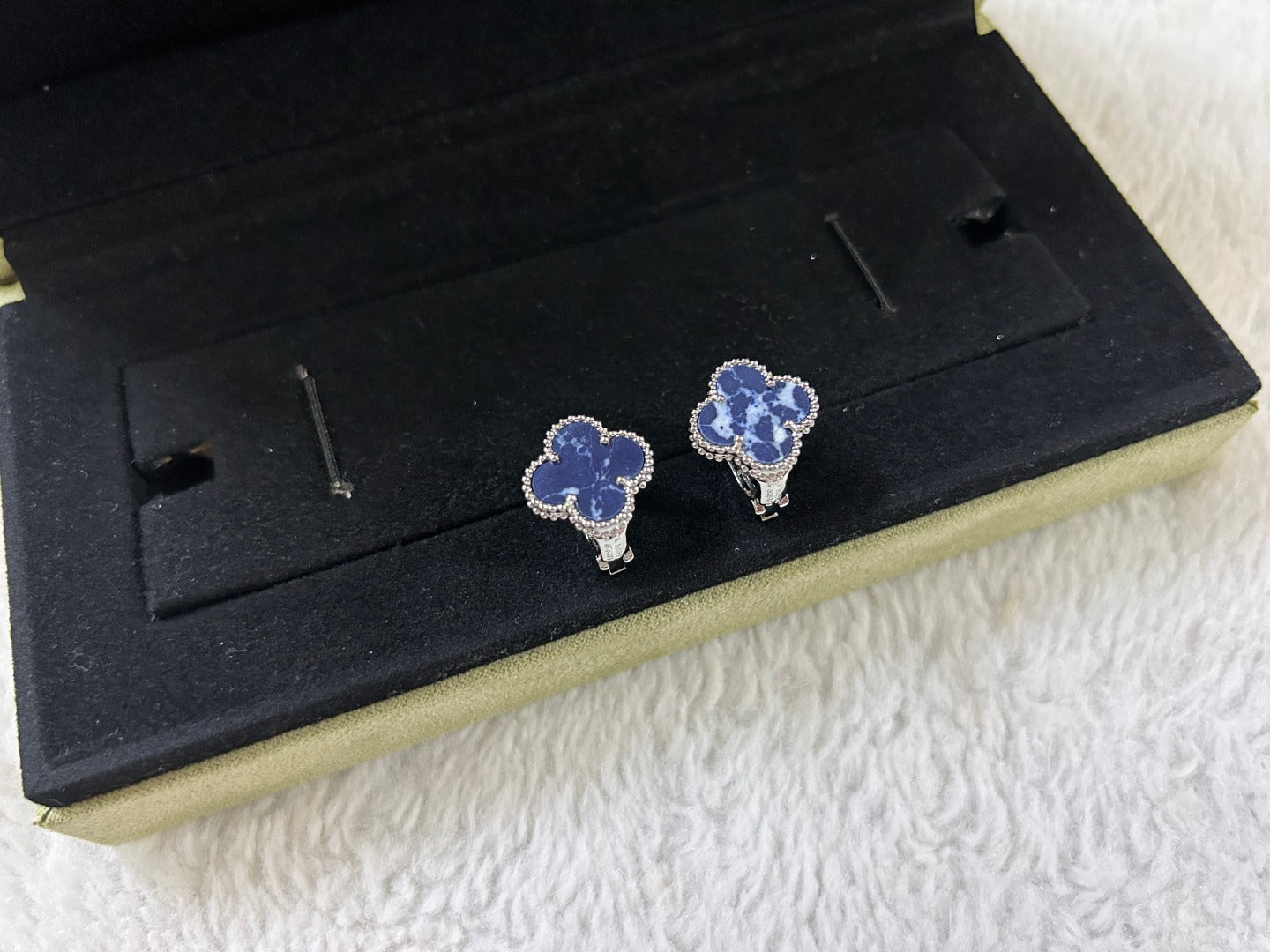 [Demi jewelry]CLOVER PIETERSITE MEDIUM STUD EARRINGS
