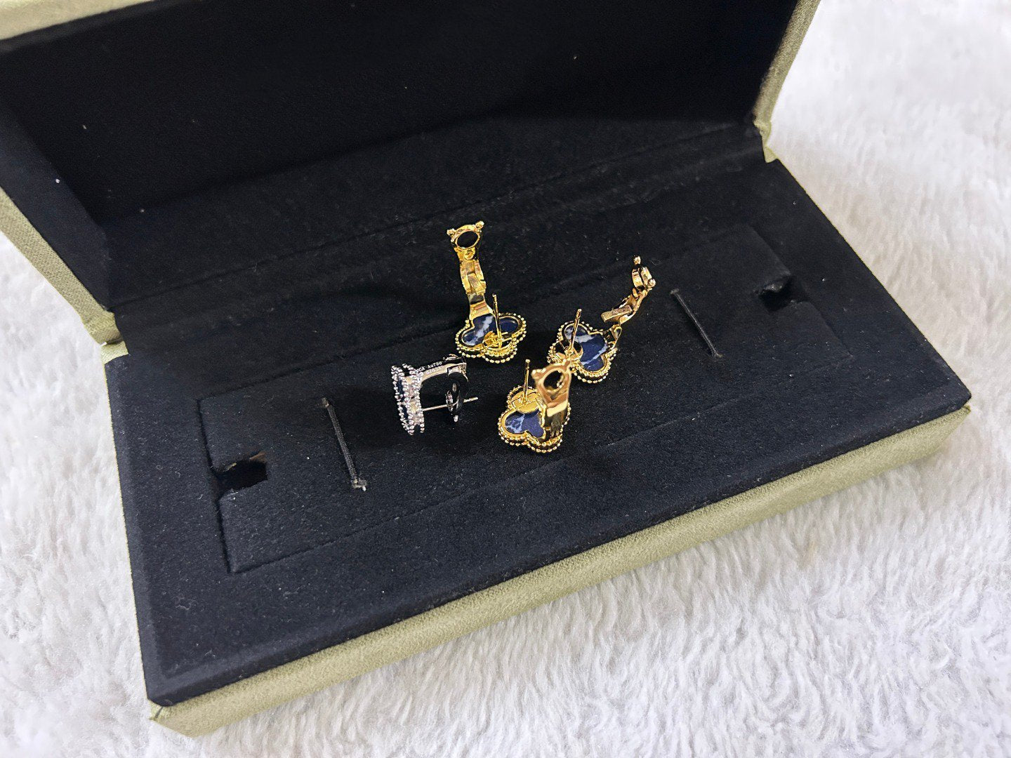 [Demi jewelry]CLOVER PIETERSITE MEDIUM STUD EARRINGS