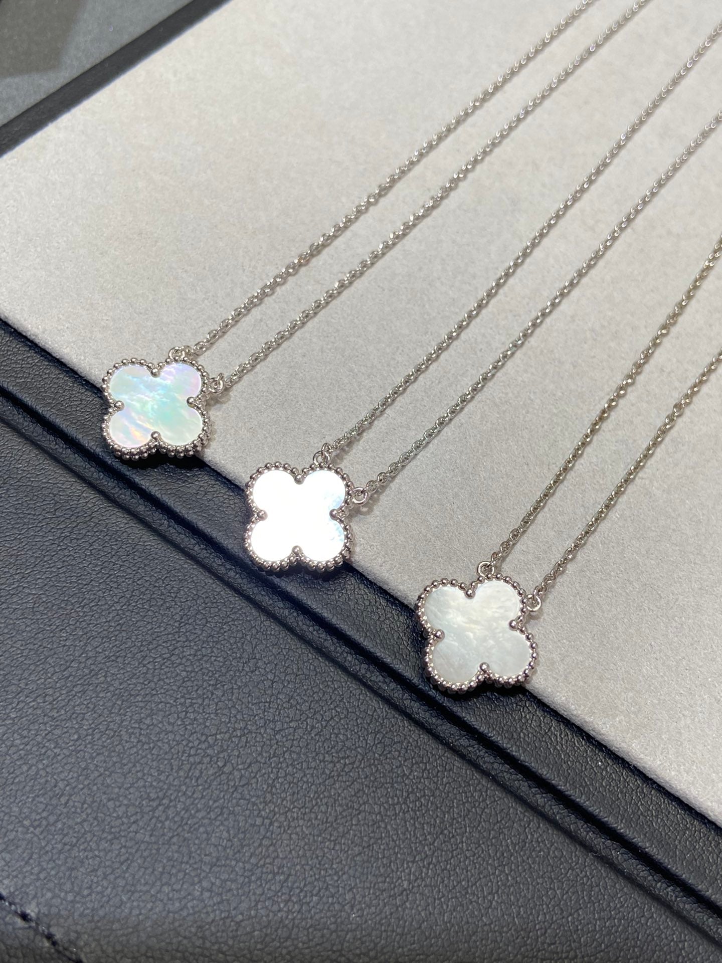 [Demi jewelry]CLOVER MEDIUM SILVER WHITE MOP NECKLACE