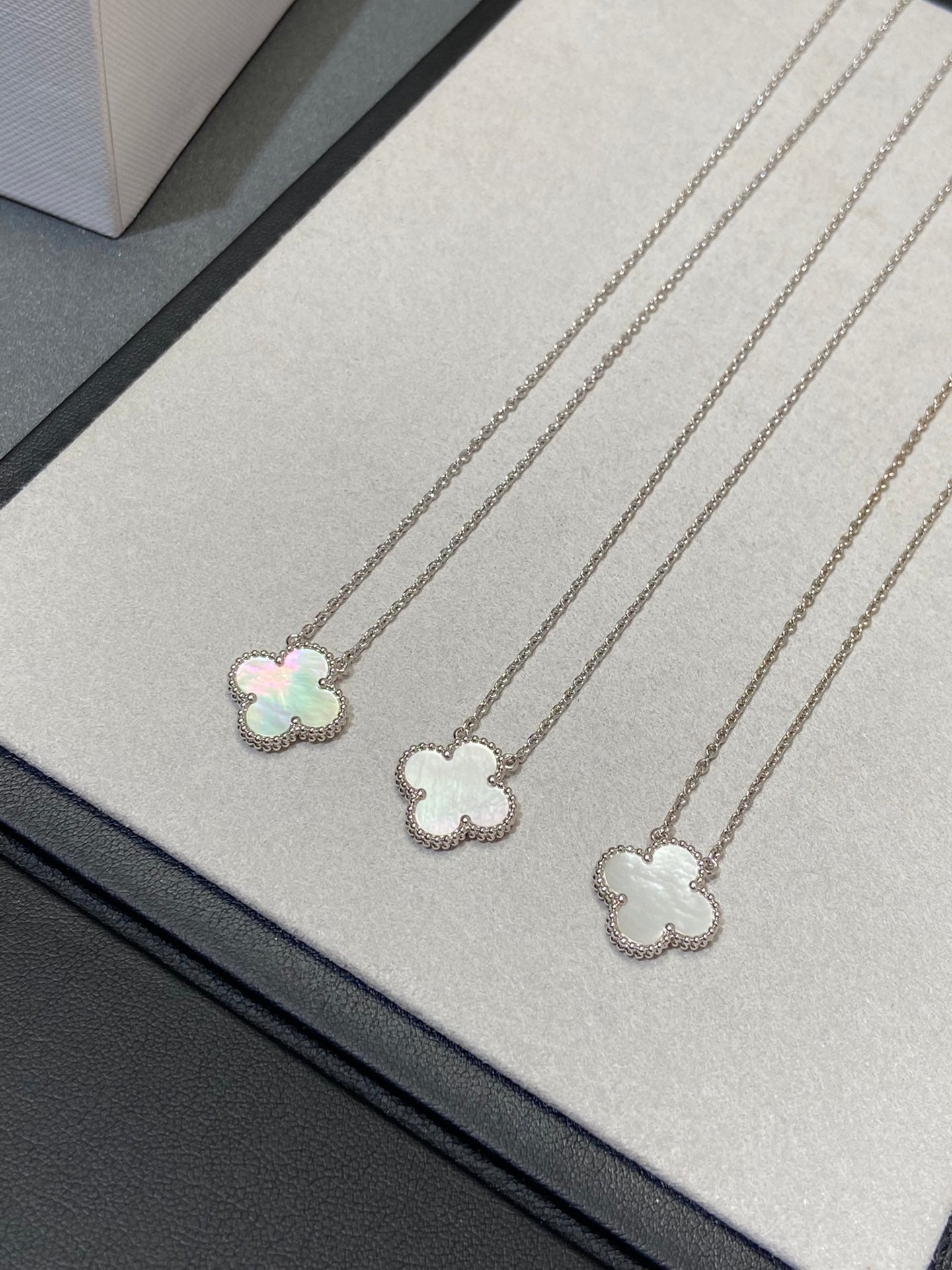 [Demi jewelry]CLOVER MEDIUM SILVER WHITE MOP NECKLACE