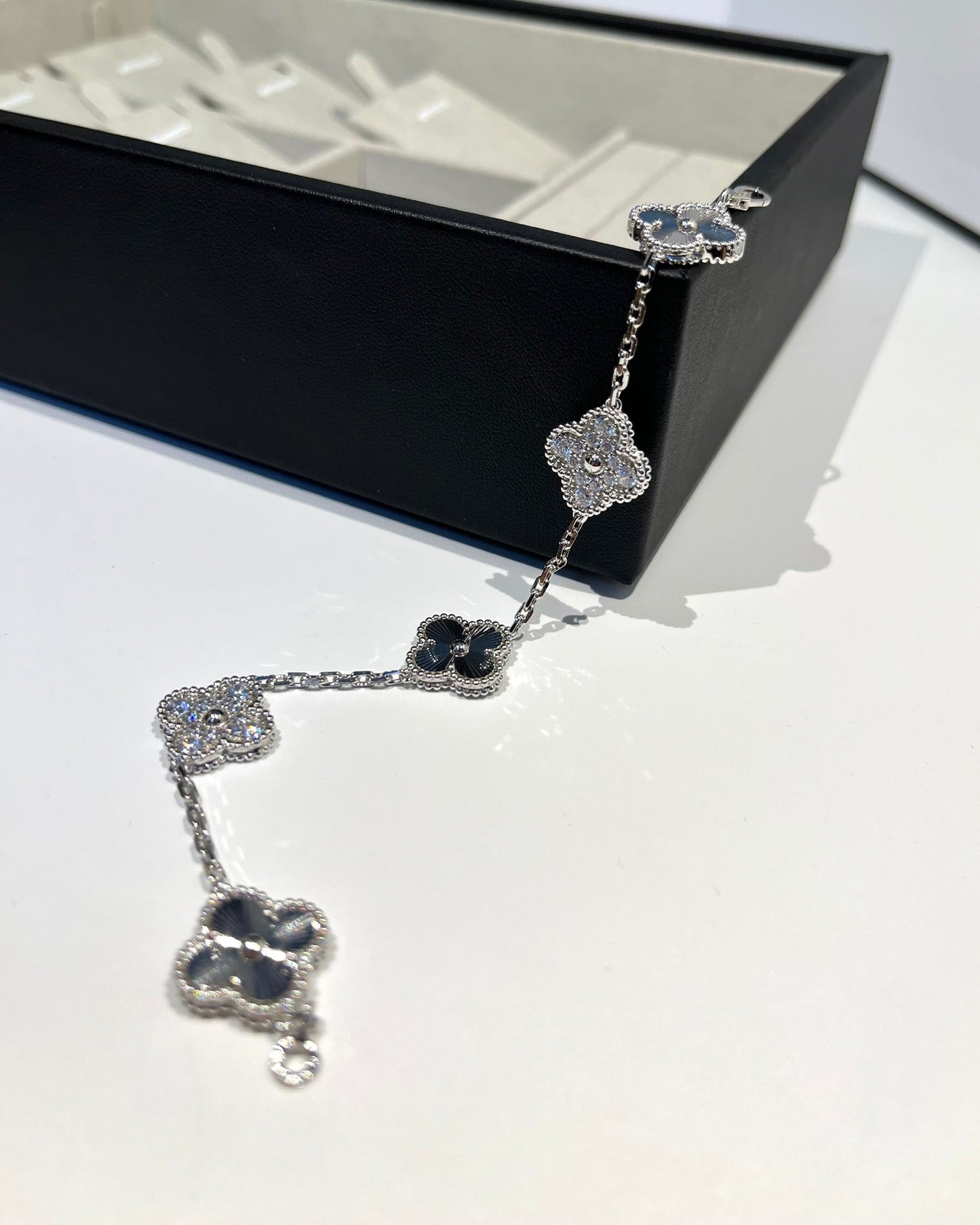 [Mystic] CLOVER 5 MOTIF LASER BRACELET COLLECTION