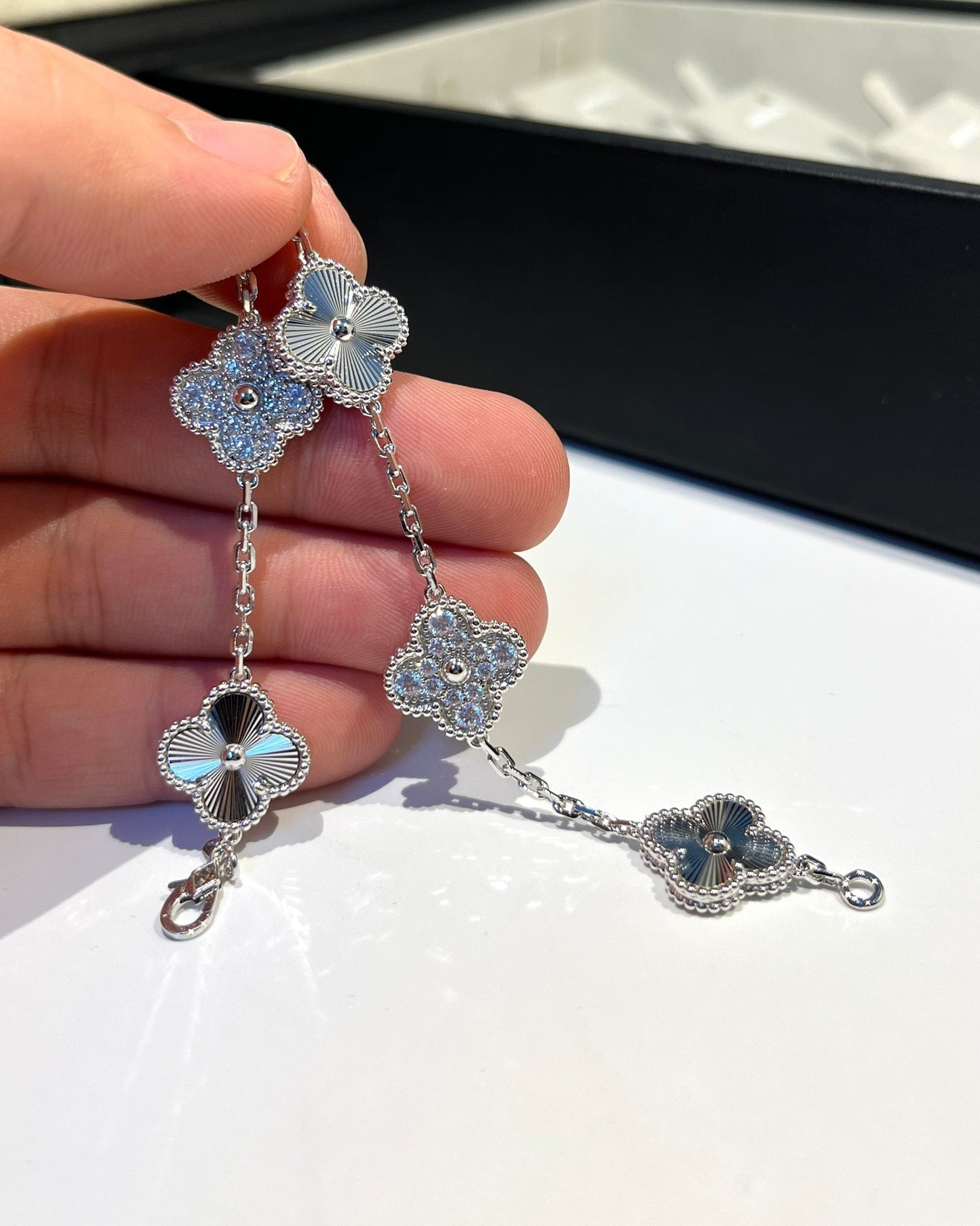 [Mystic] CLOVER 5 MOTIF LASER BRACELET COLLECTION