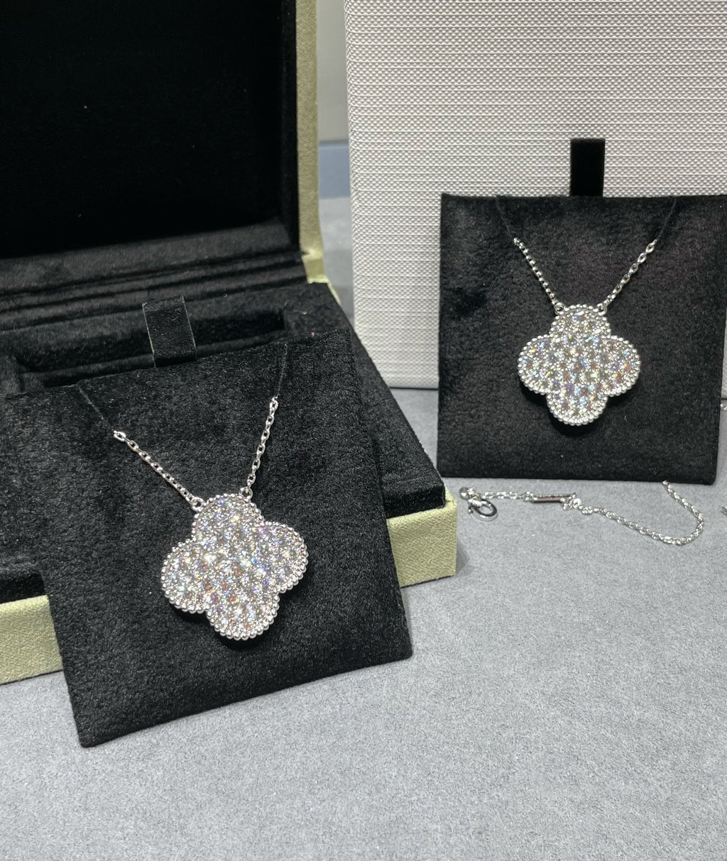 [Demi jewelry]CLOVER 25MM LARGE PENDANT DIAMOND PAVED SILVER NECKLACE