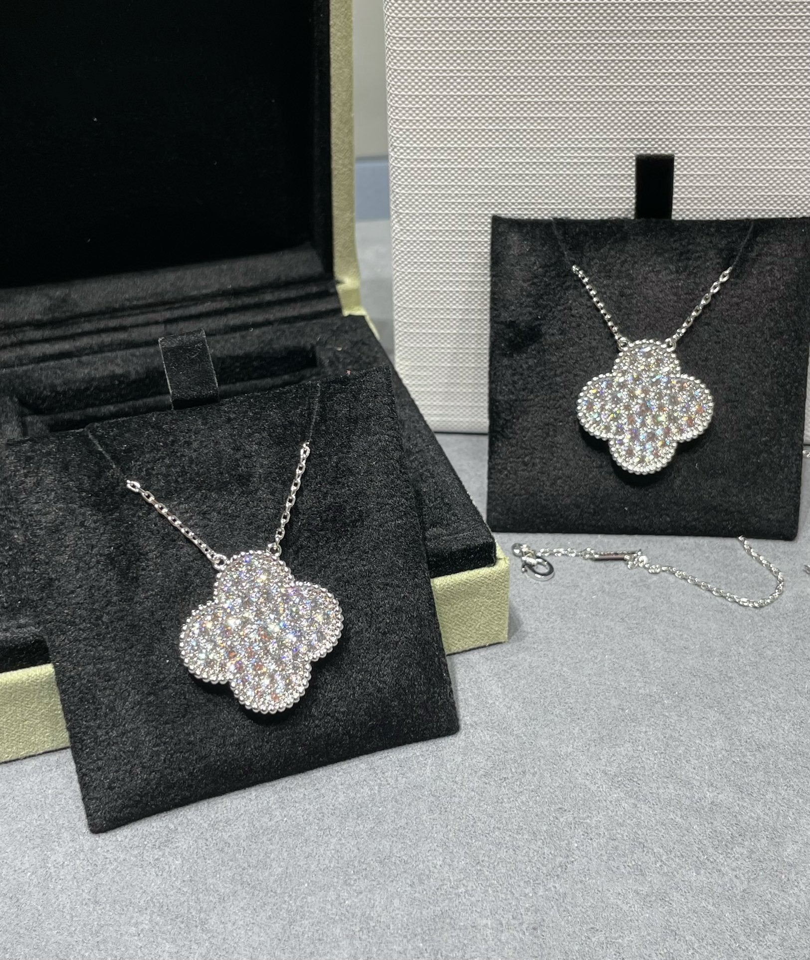 [Demi jewelry]CLOVER 25MM LARGE PENDANT DIAMOND PAVED SILVER NECKLACE