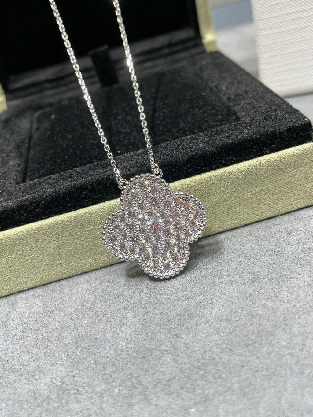[Demi jewelry]CLOVER 25MM LARGE PENDANT DIAMOND PAVED SILVER NECKLACE