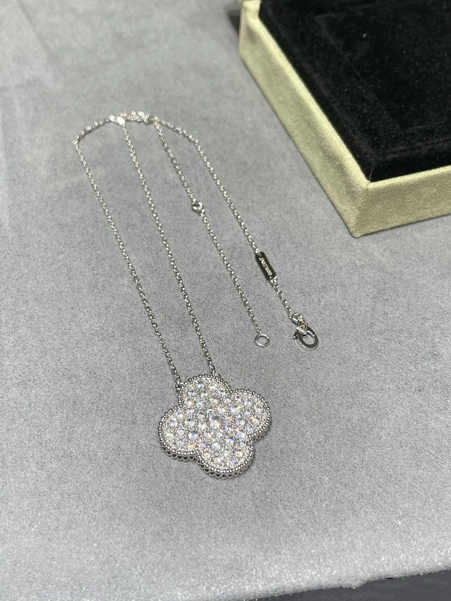[Demi jewelry]CLOVER 25MM LARGE PENDANT DIAMOND PAVED SILVER NECKLACE
