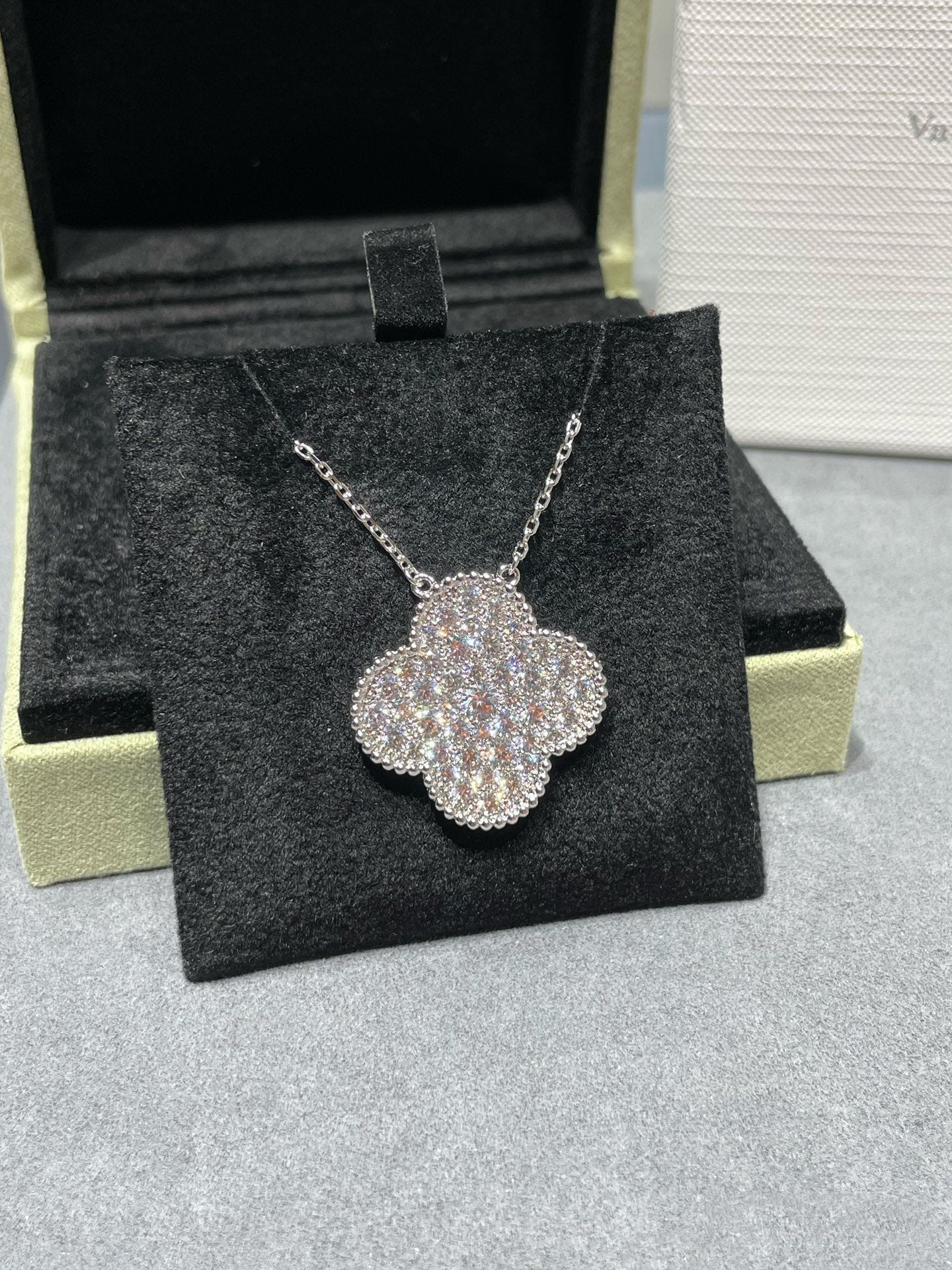 [Demi jewelry]CLOVER 25MM LARGE PENDANT DIAMOND PAVED SILVER NECKLACE