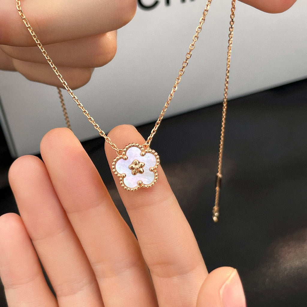 [Demi jewelry]LUCKY  WHITE MOP  PLUM BLOSSOM NECKLACE