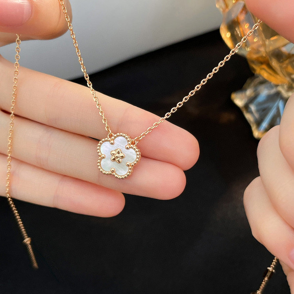 [Demi jewelry]LUCKY  WHITE MOP  PLUM BLOSSOM NECKLACE