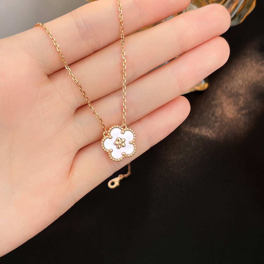 [Demi jewelry]LUCKY  WHITE MOP  PLUM BLOSSOM NECKLACE