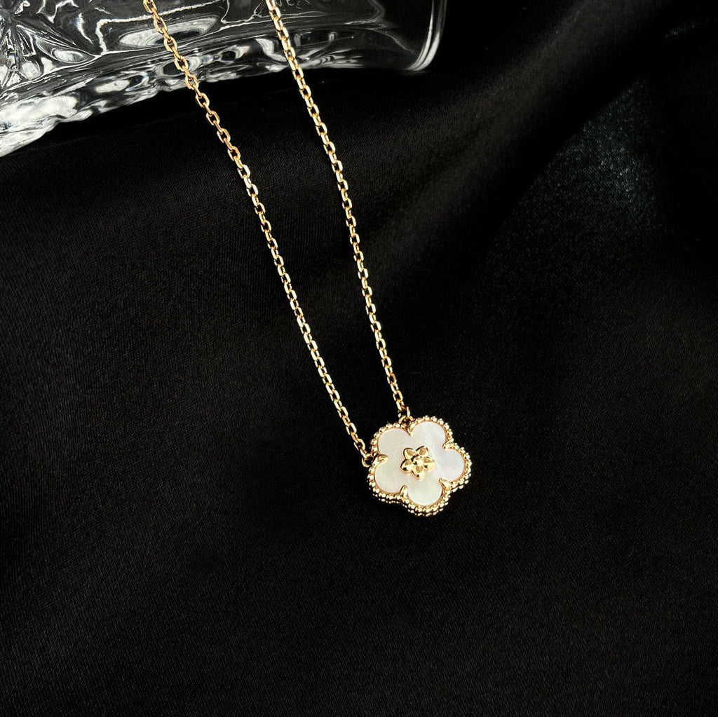 [Demi jewelry]LUCKY  WHITE MOP  PLUM BLOSSOM NECKLACE