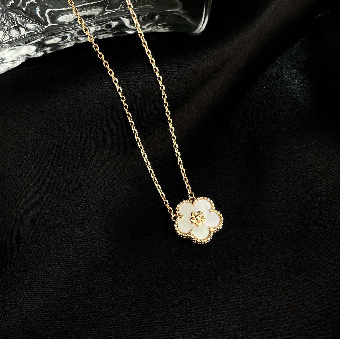 [Demi jewelry]LUCKY  WHITE MOP  PLUM BLOSSOM NECKLACE