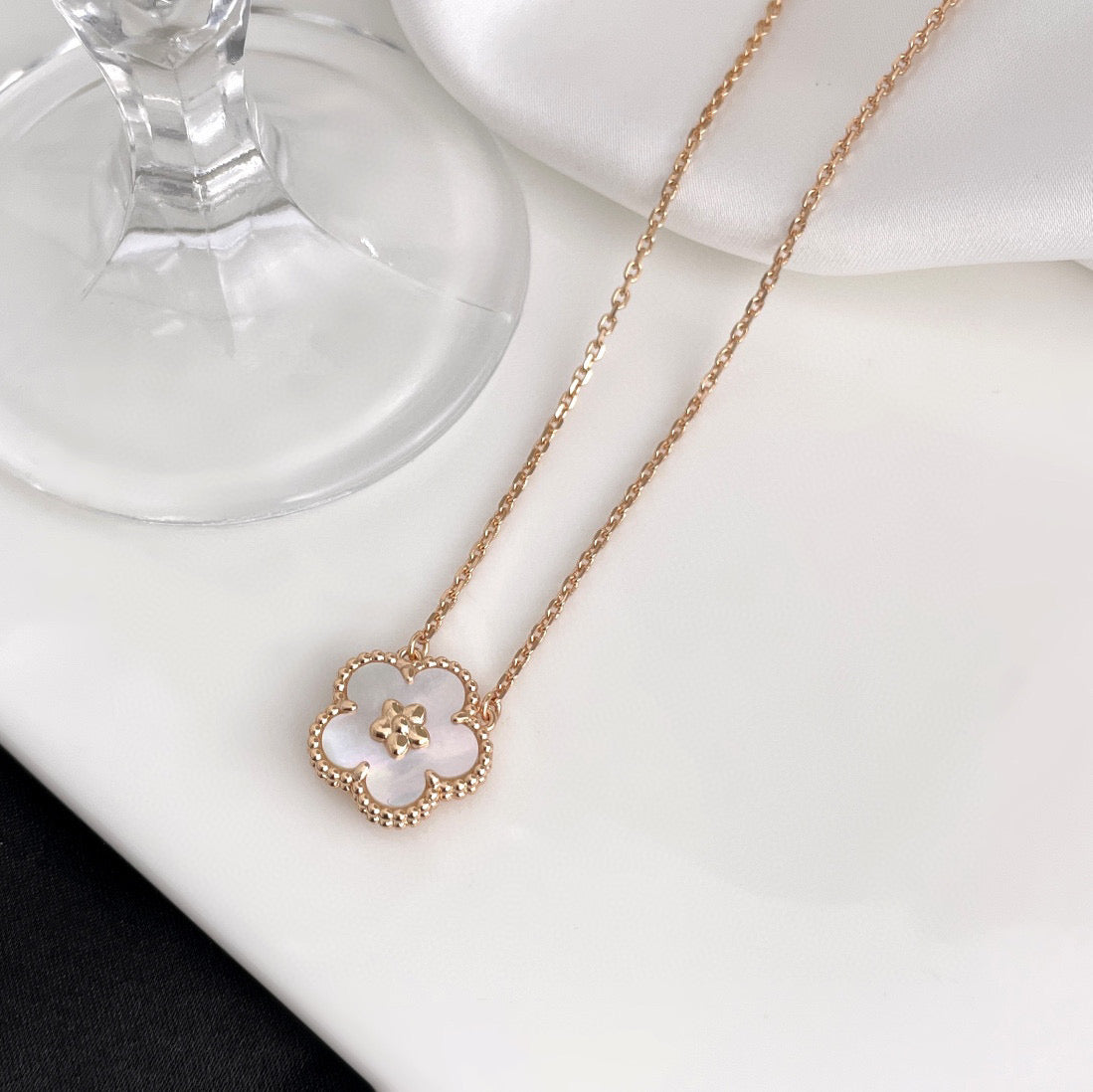 [Demi jewelry]LUCKY  WHITE MOP  PLUM BLOSSOM NECKLACE