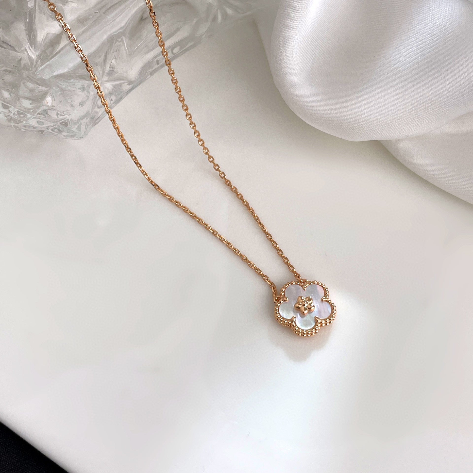 [Demi jewelry]LUCKY  WHITE MOP  PLUM BLOSSOM NECKLACE