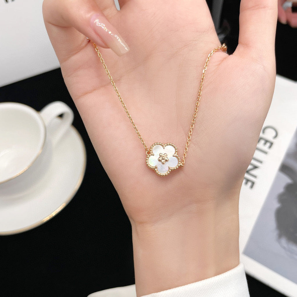 [Demi jewelry]LUCKY WHITE MOP PLUM BLOSSOM  BRACELET