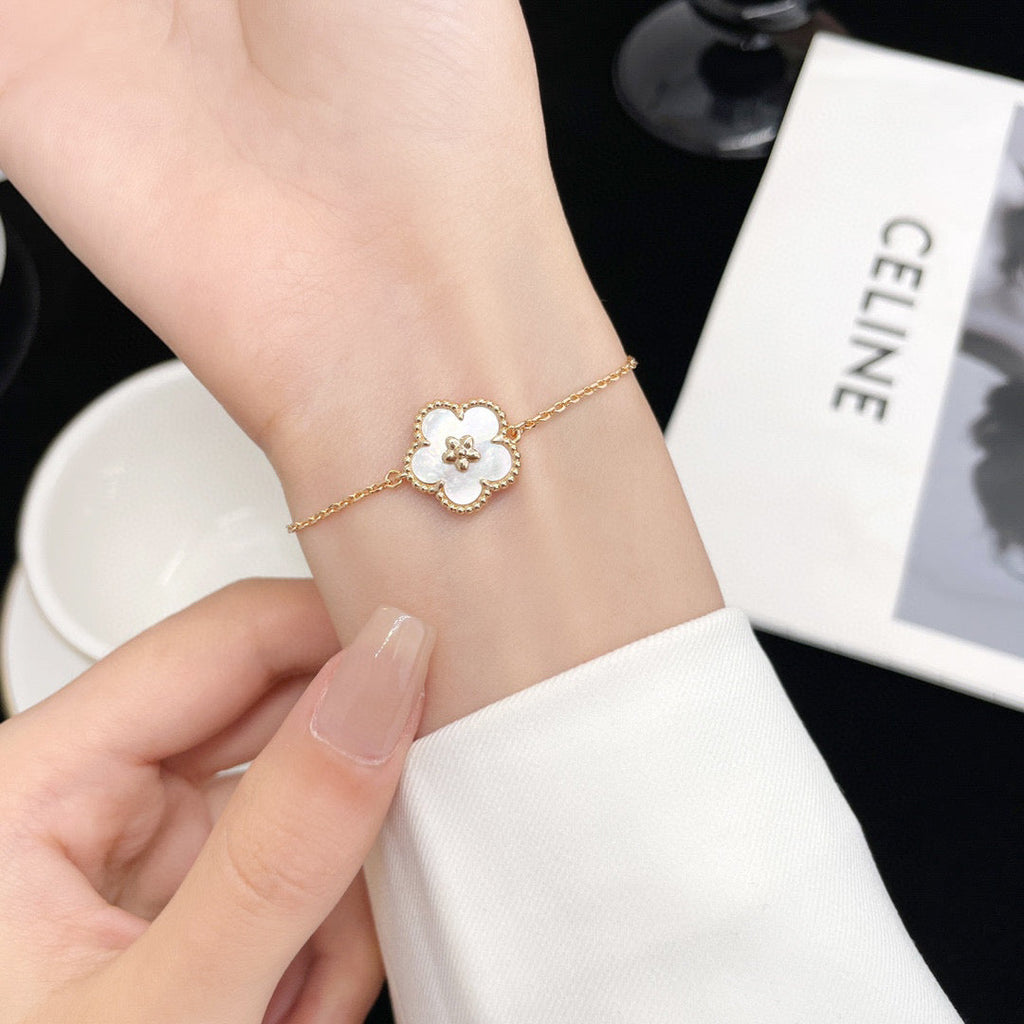 [Demi jewelry]LUCKY WHITE MOP PLUM BLOSSOM  BRACELET