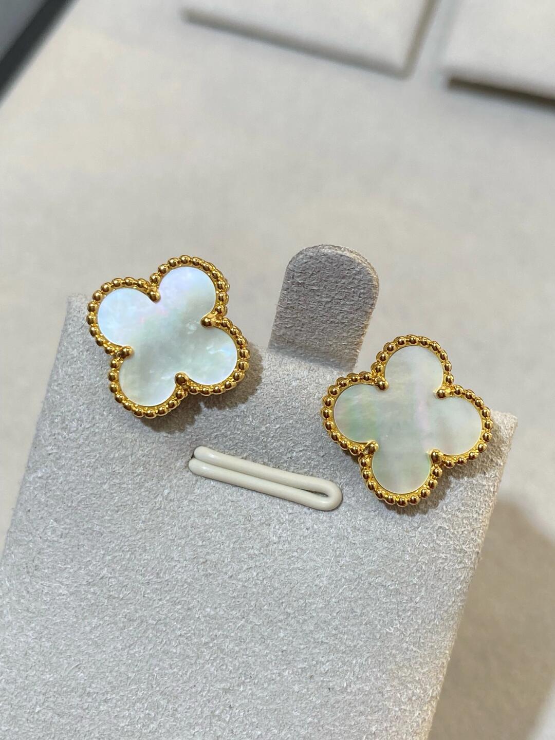 [Demi Jewelry] CLOVER LARGE (20mm) 1 MOTIFS WHITE MOP STUD EARRINGS