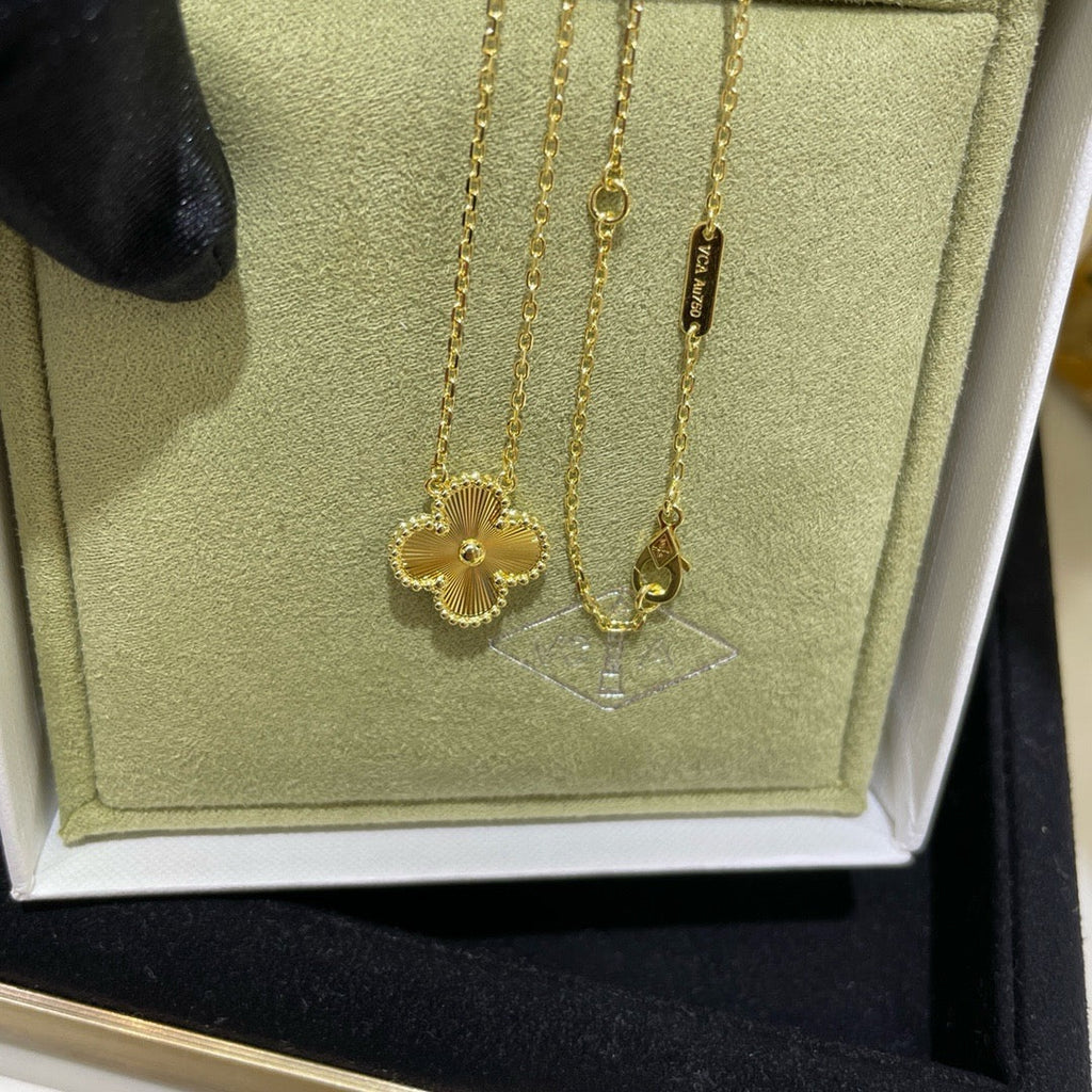 [Demi jewelry]CLOVER 15MM LASER NECKLACE