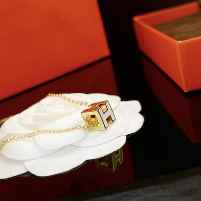 [Mystic]H WHITE SQUARE GOLD NECKLACE