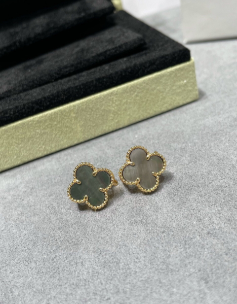 [Mystic]CLOVER MEDIUM GRAY MOP EARRINGS