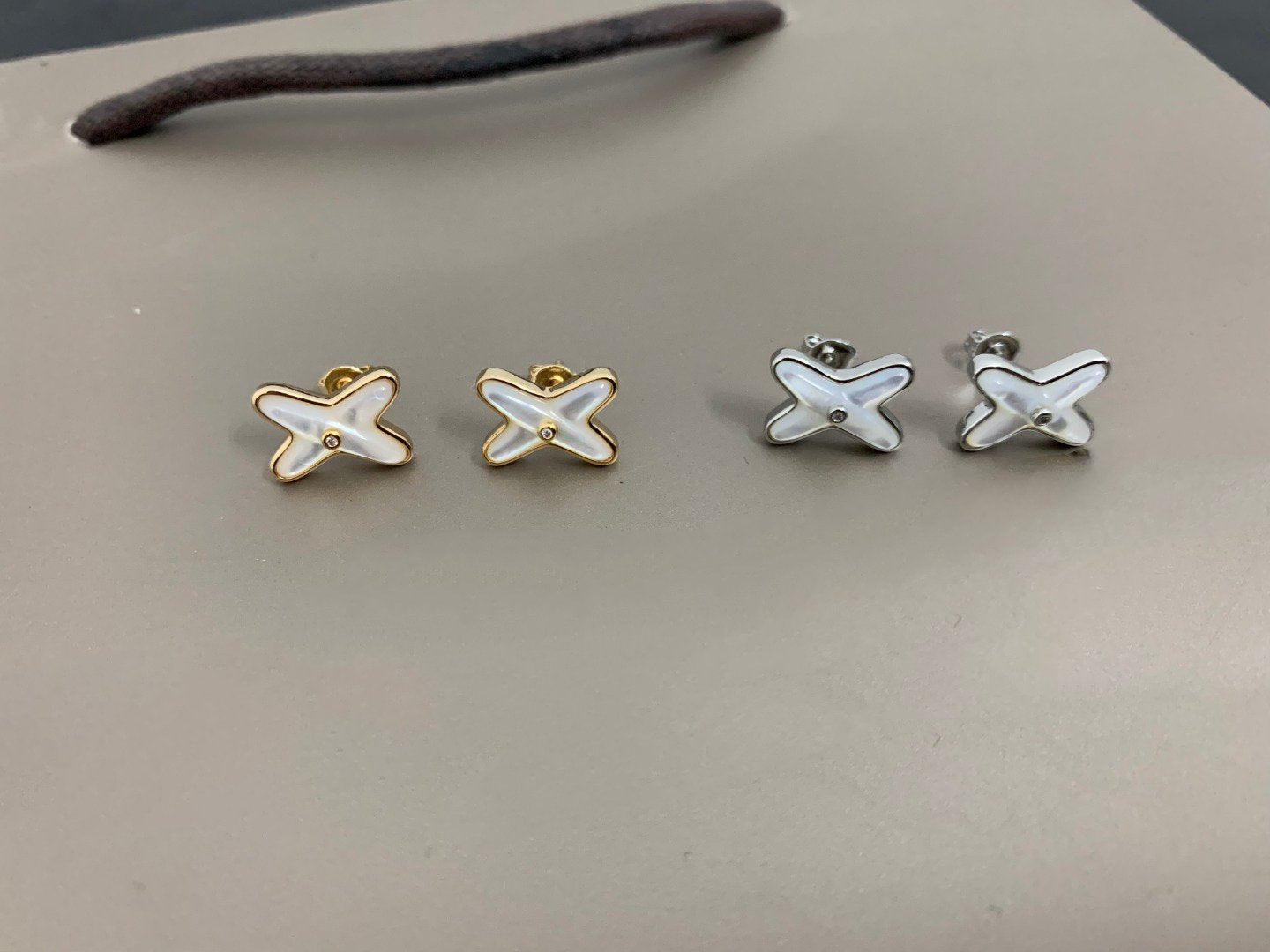 [Demi jewelry]JEUX DE WHITE MOP SILVER DIAMOND EARRINGS