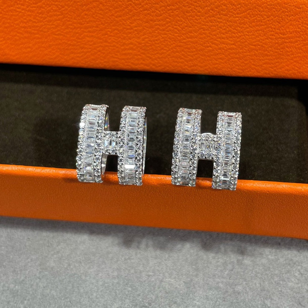 [Demi jewelry]H STUD EARRINGS WITH SILVER DIAMONDS