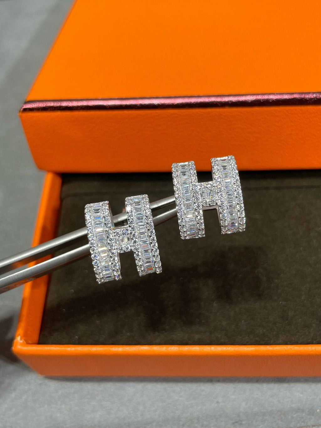 [Demi jewelry]H STUD EARRINGS WITH SILVER DIAMONDS