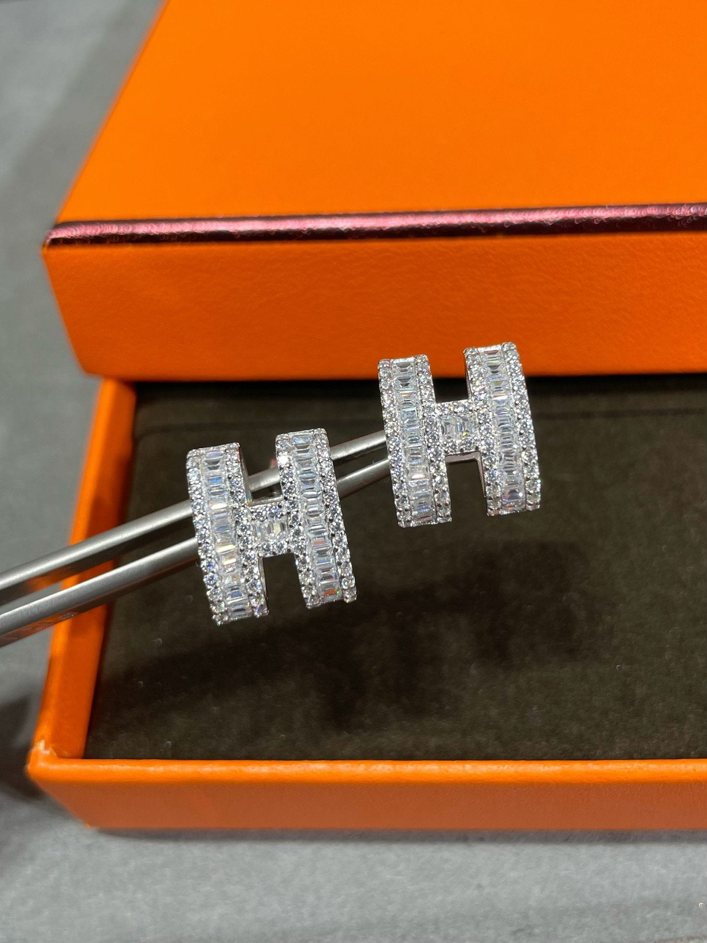 [Demi jewelry]H STUD EARRINGS WITH SILVER DIAMONDS
