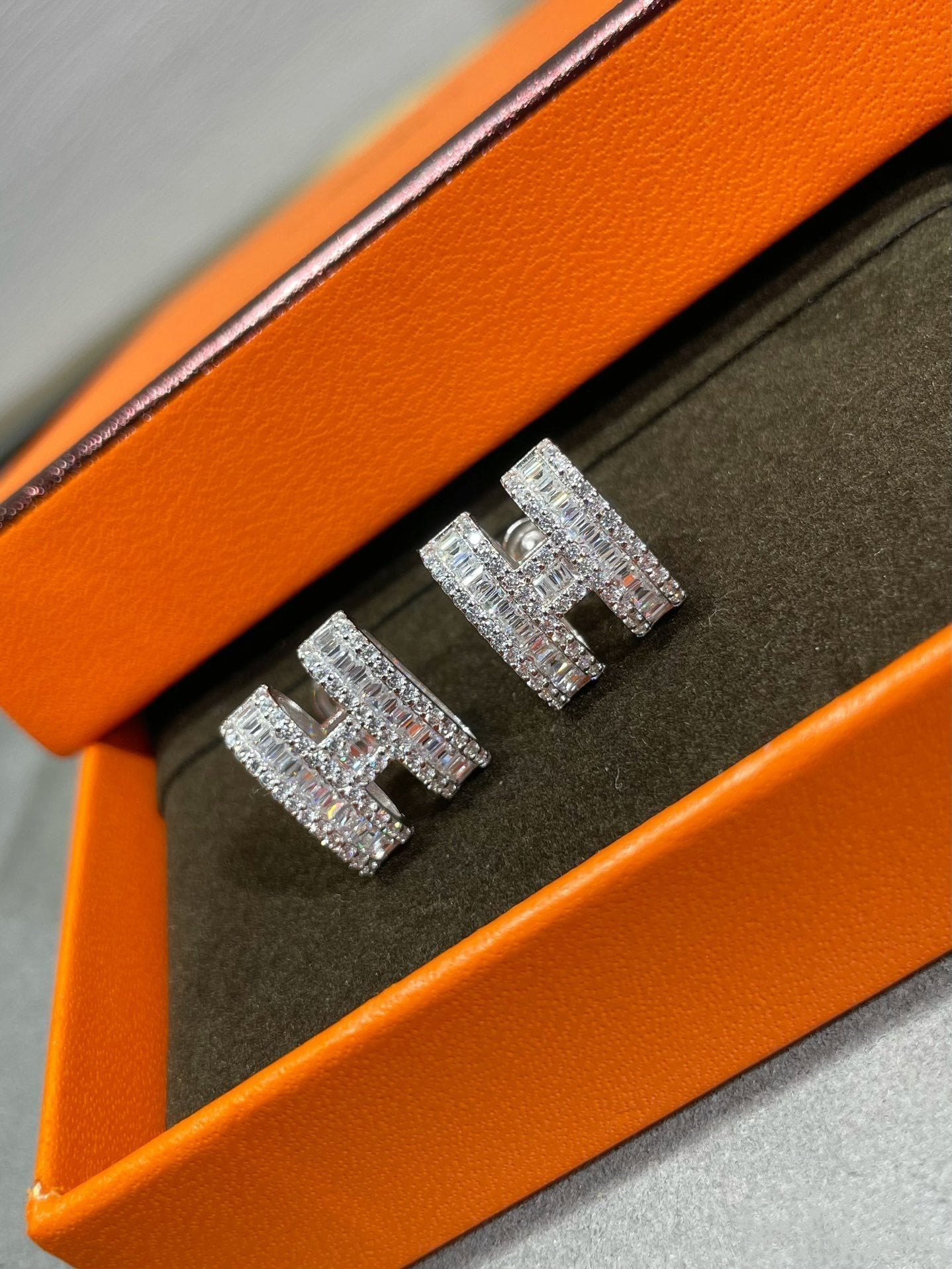[Mystic]H STUD EARRINGS WITH SILVER DIAMONDS