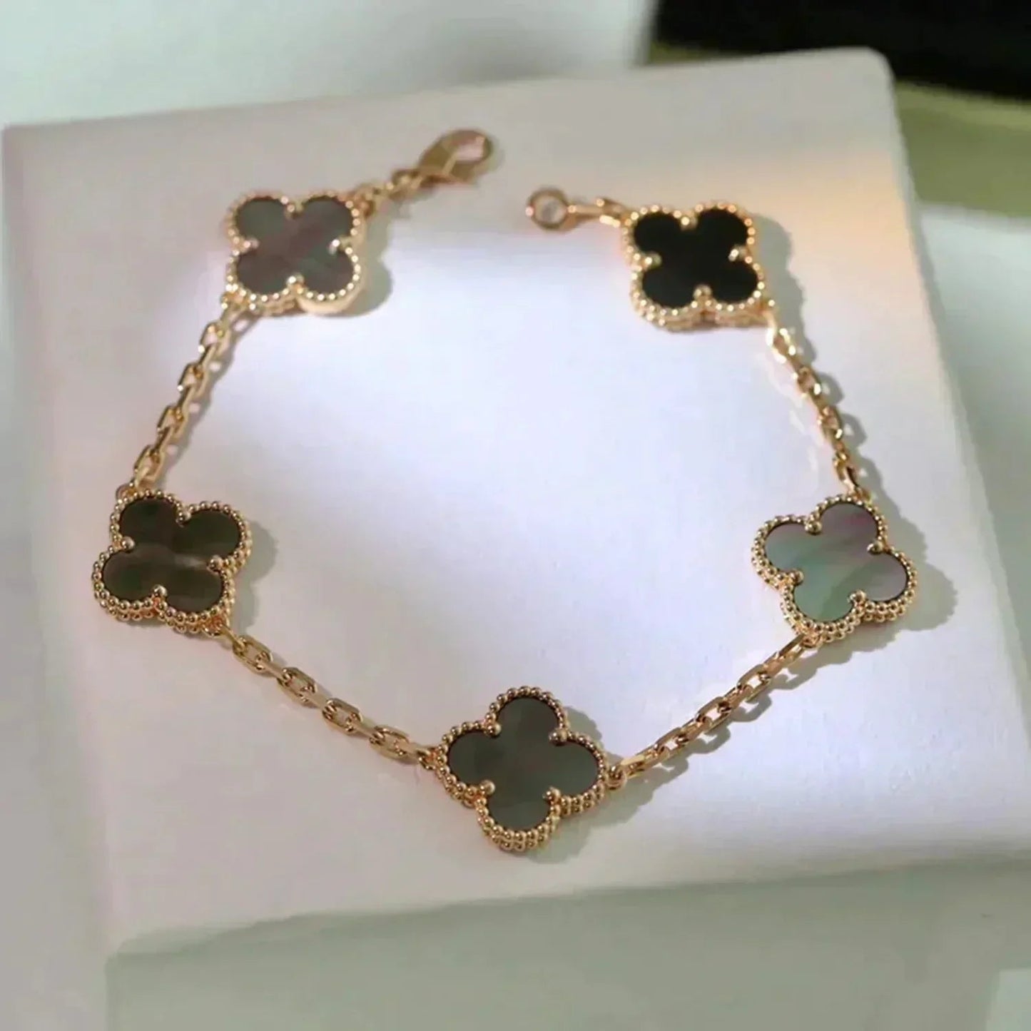 [Mystic] CLOVER 5 MOTIF GRAY MOP BRACELET COLLECTION