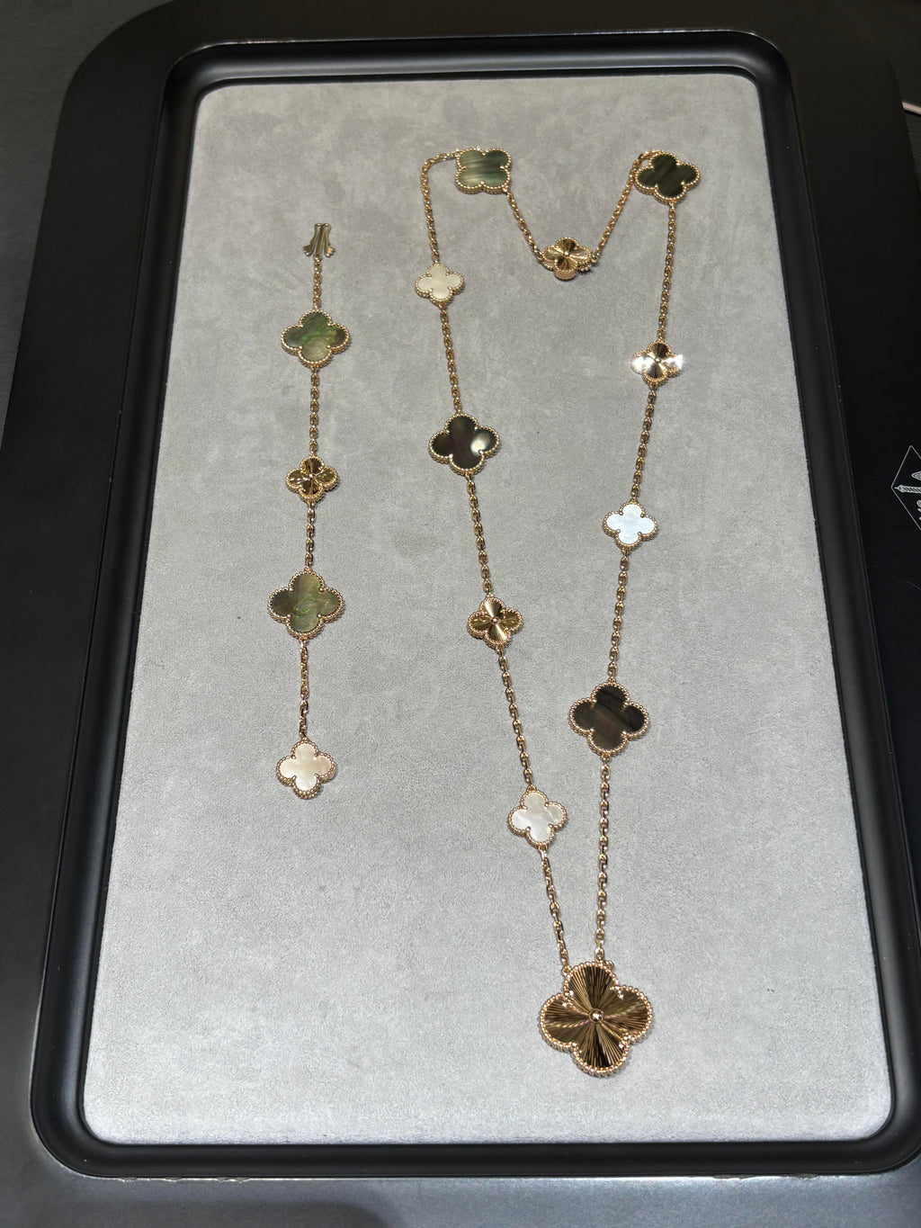 [Demi jewelry] 25 NEW CLOVER 15 MOTIFS GRAY MOTHER-OF-PEARL