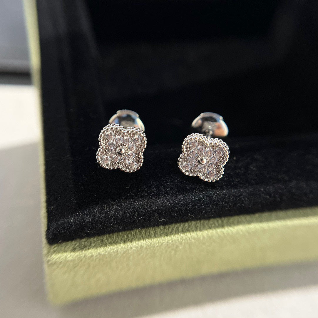[Demi jewelry]CLOVER MINI DIAMOND STUD EARRINGS