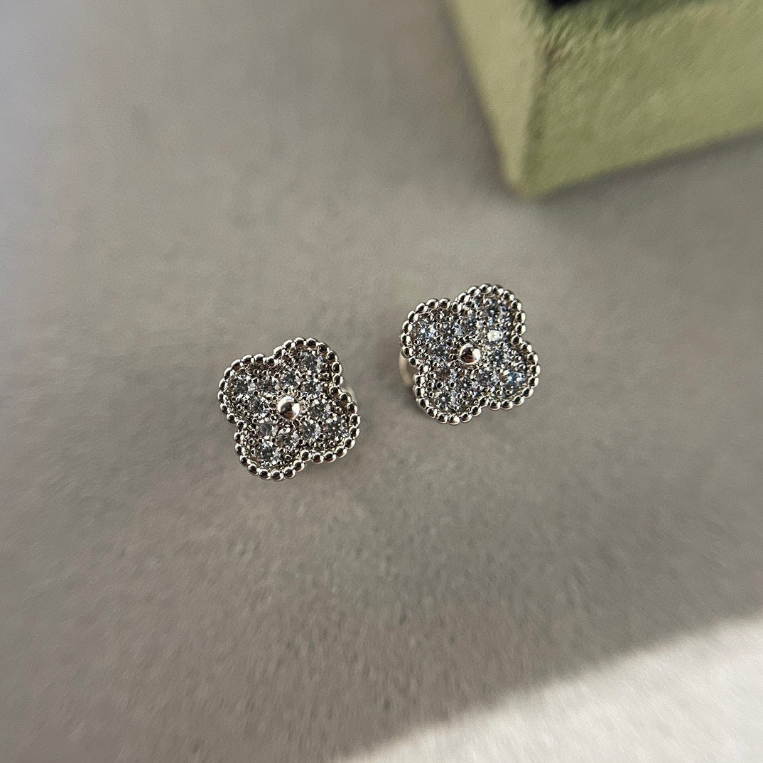 [Demi jewelry]CLOVER MINI DIAMOND STUD EARRINGS