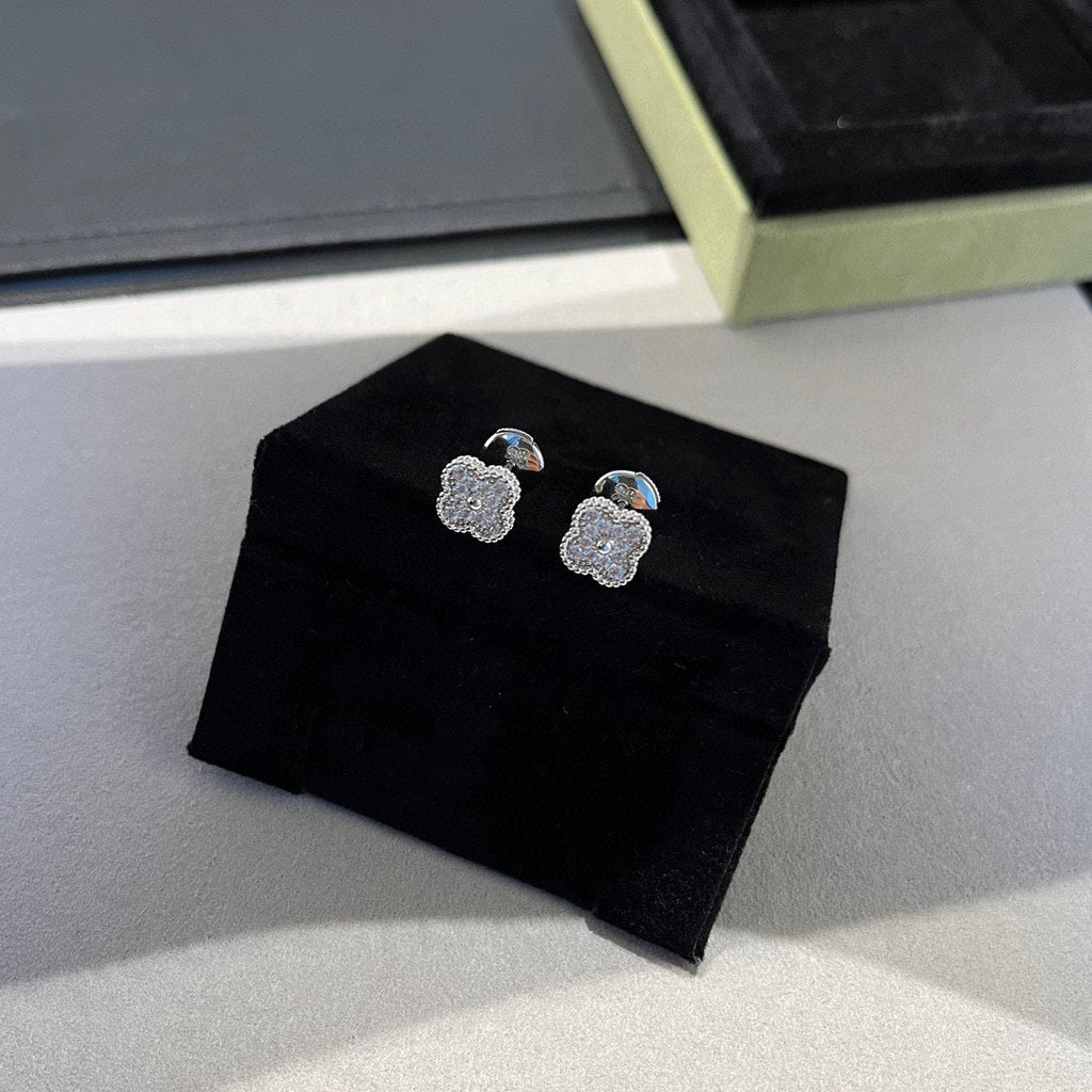 [Demi jewelry]CLOVER MINI DIAMOND STUD EARRINGS