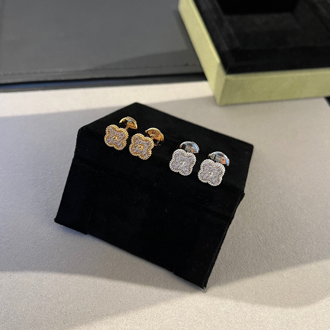 [Mystic]CLOVER MINI DIAMOND STUD EARRINGS