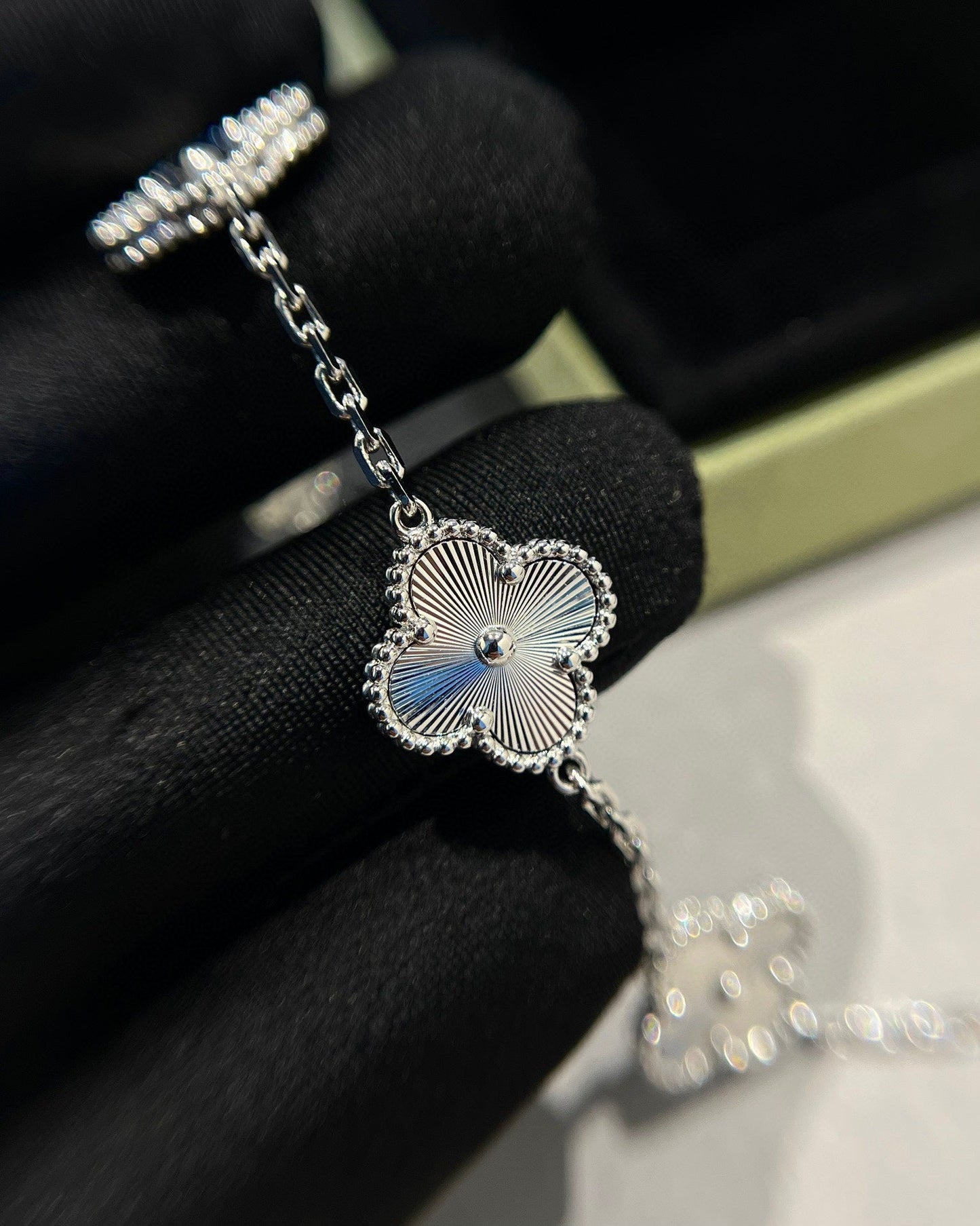 [Mystic] CLOVER 5 MOTIF LASER BRACELET COLLECTION